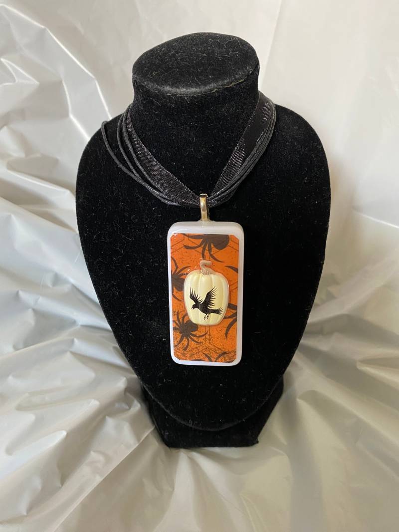 Halloween Domino Anhänger - Halskette Schmuck Für Halloween, Herbst Geburtstagsgeschenk von ncgalcreations