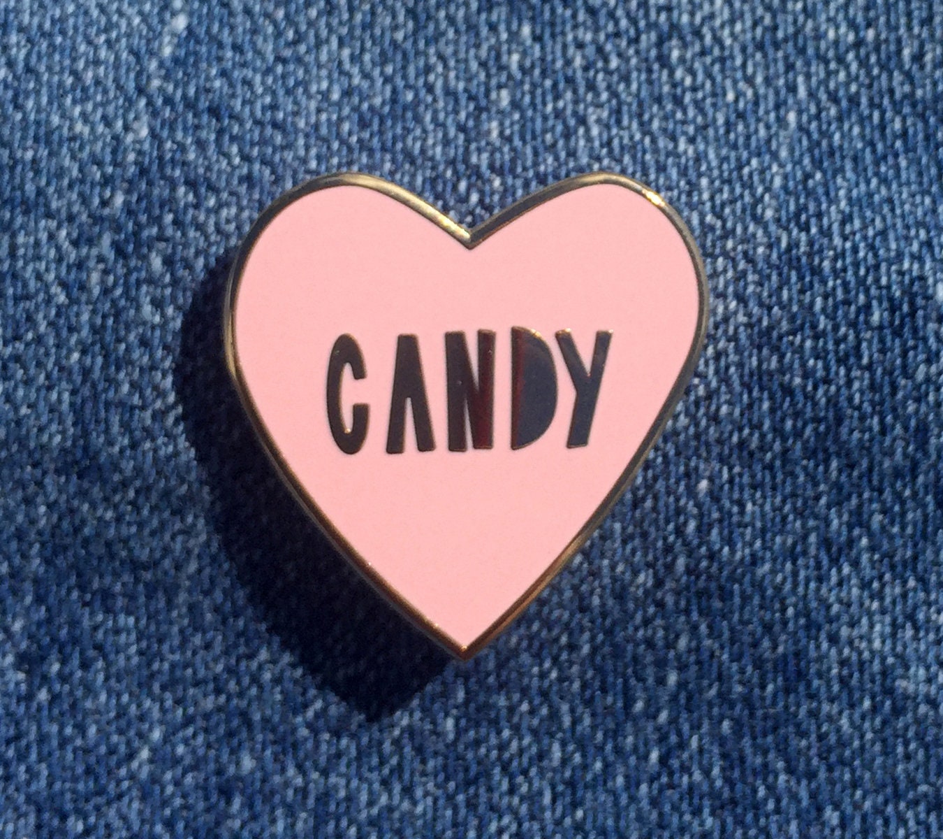 Candy Heart - 1" Harter Emaille Pin I Love Candy Sku Pin-711 Candy Heart - 1" Harter Emaille Pin I Love Candy Sku Pin-711 von nearmoderndisaster