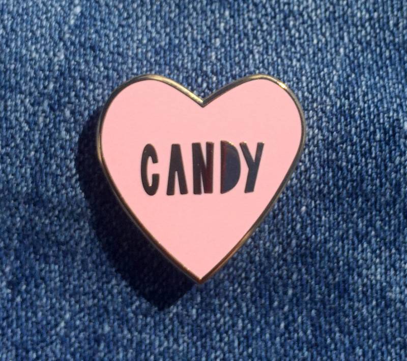 Candy Heart - 1" Harter Emaille Pin I Love Candy Sku Pin-711 Candy Heart - 1" Harter Emaille Pin I Love Candy Sku Pin-711 von nearmoderndisaster