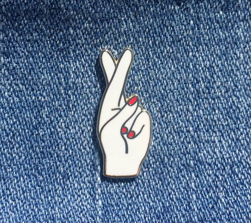 Fingers Crossed - Hartemaille Pin Artikelnummer Pin-728 Fingers Crossed - Hartemaille Pin Artikelnummer Pin-728 von nearmoderndisaster
