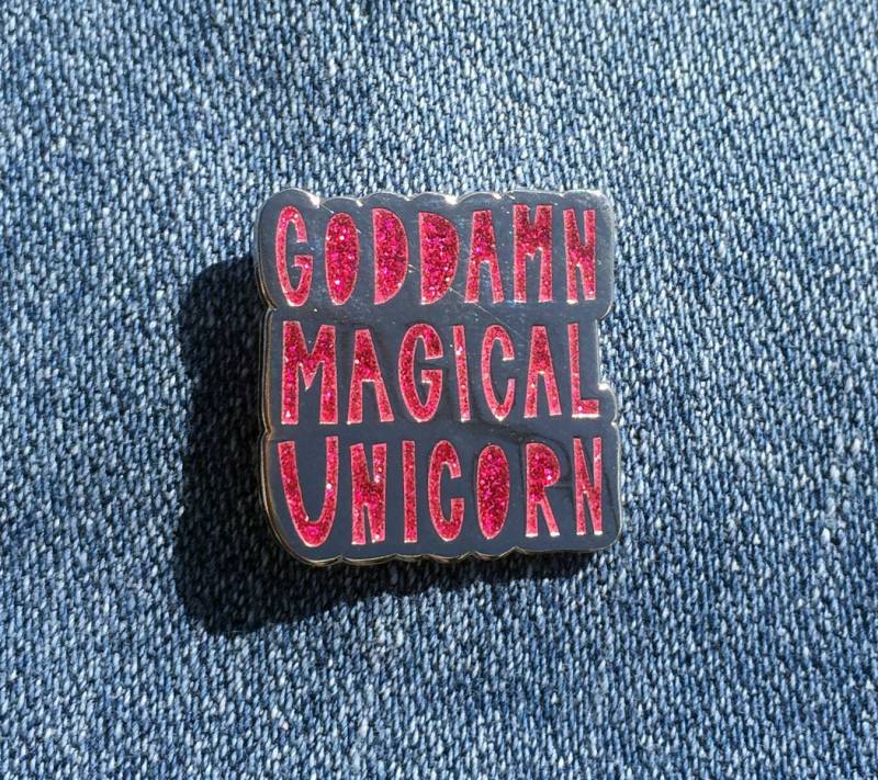 Goddamn Magical Unicorn - 1" Pin/Aus Hartemaille Mit Rosa Glitzer Artikelnummer Pin-717 Goddamn Magical Unicorn - 1" Pin/Aus Hartemaille Mit Rosa Glitzer Artikelnummer Pin-717 von nearmoderndisaster