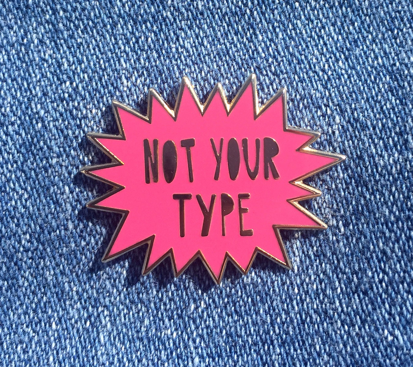 Not Your Type - 3 cm Harter Emaille Pin Sku Pin-712 Not Your Type - 3 cm Harter Emaille Pin Sku Pin-712 von nearmoderndisaster