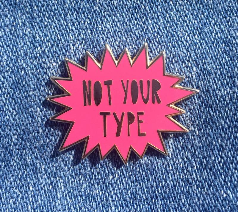 Not Your Type - 3 cm Harter Emaille Pin Sku Pin-712 Not Your Type - 3 cm Harter Emaille Pin Sku Pin-712 von nearmoderndisaster