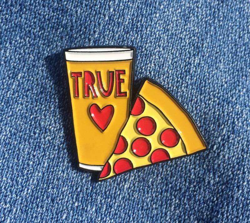 Pizza Bier True Love - 1.25"Weich Emaille Pin Sku Pin-704 Pizza Bier True Love - 1.25"Weich Emaille Pin Sku Pin-704 von nearmoderndisaster