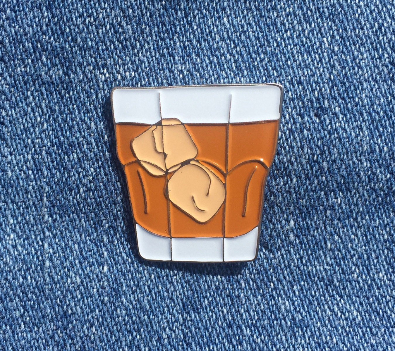Whisky - 1"Weich Emaille Pin Sku Pin-705 Whisky - 1"Weich Emaille Pin Sku Pin-705 von nearmoderndisaster