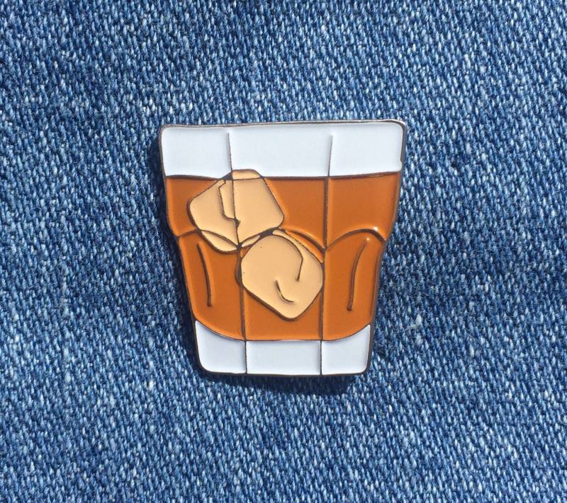 Whisky - 1"Weich Emaille Pin Sku Pin-705 Whisky - 1"Weich Emaille Pin Sku Pin-705 von nearmoderndisaster