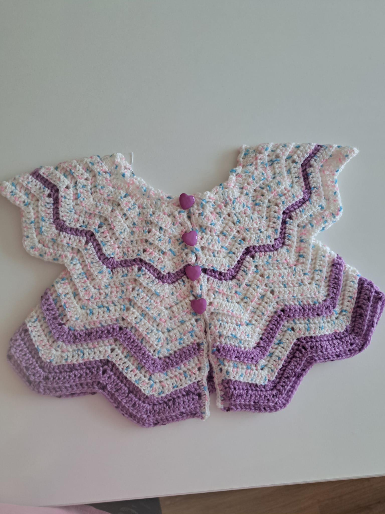 Baby Jäckchen, Gr. 50/56, Zick-Zack-Muster, Herzknöpfe, Jacke, Kleidung, Geschenk, Babyparty, Zur Geburt von needleBurk