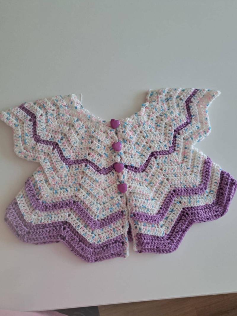 Baby Jäckchen, Gr. 50/56, Zick-Zack-Muster, Herzknöpfe, Jacke, Kleidung, Geschenk, Babyparty, Zur Geburt von needleBurk