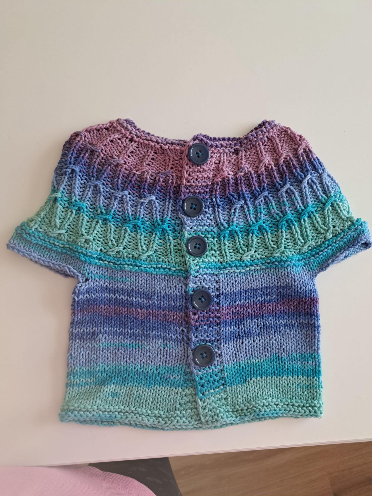 Baby Jäckchen Im Capelook, Gr. 62/68, , Lila/Blau/Grün, Jacke, Kleidung, Geschenk, Babyparty, Zur Geburt von needleBurk