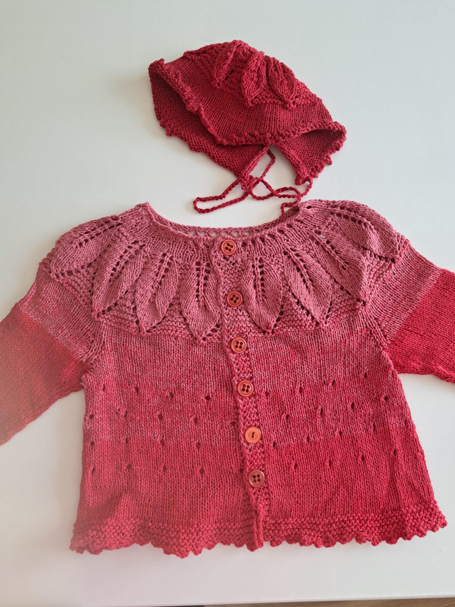 Baby Jäckchen Mit Extra Mütze, Gr. 62/68, Erdbeerlook, Jacke, Kleidung, Geschenk, Babyparty, Zur Geburt von needleBurk
