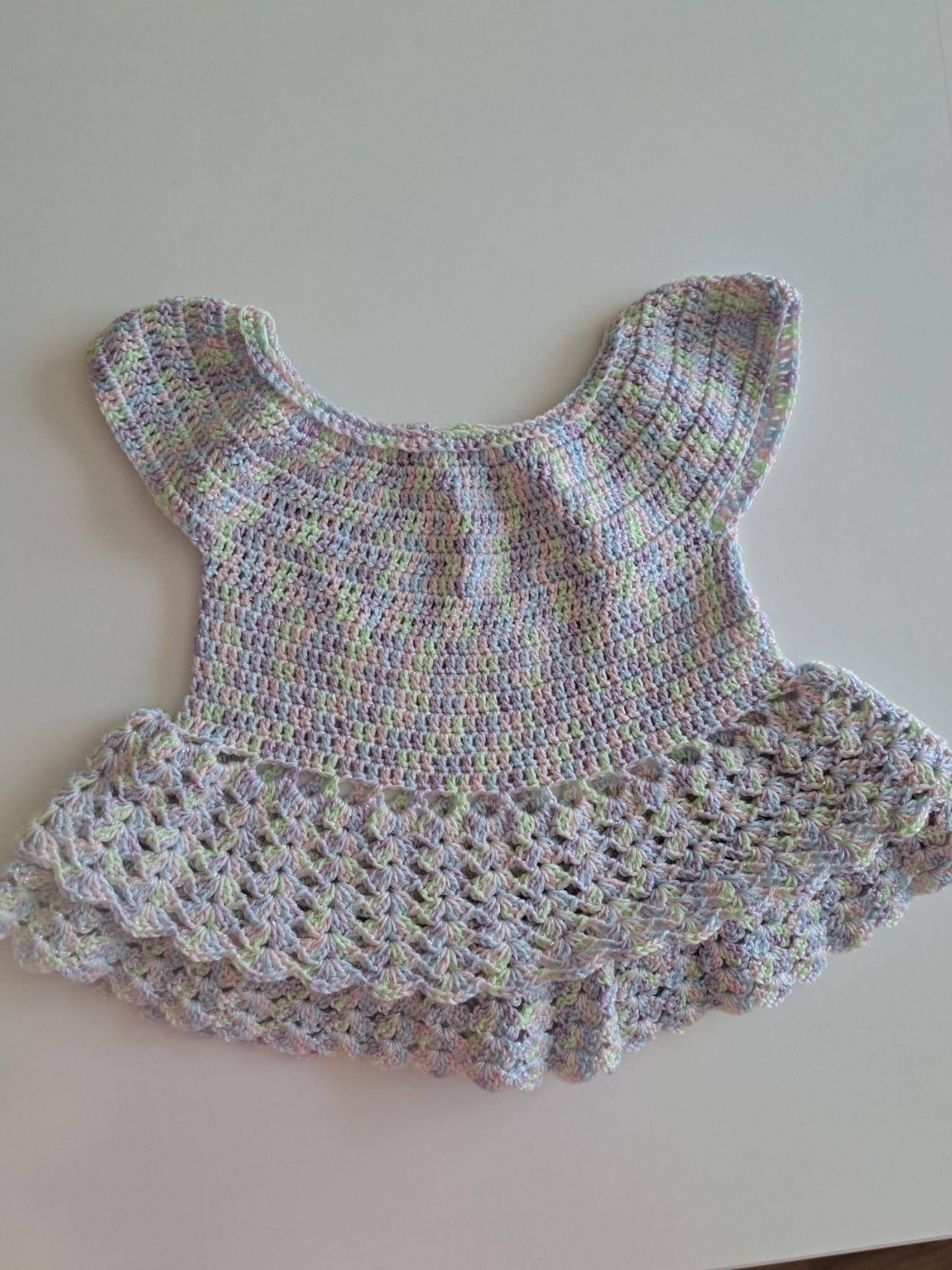 Baby Kleidchen, Gr. 50/56, Bogenmuster, Regenbogen-Glitzer-Garn, Kleidung, Geschenk, Babyparty, Zur Geburt von needleBurk