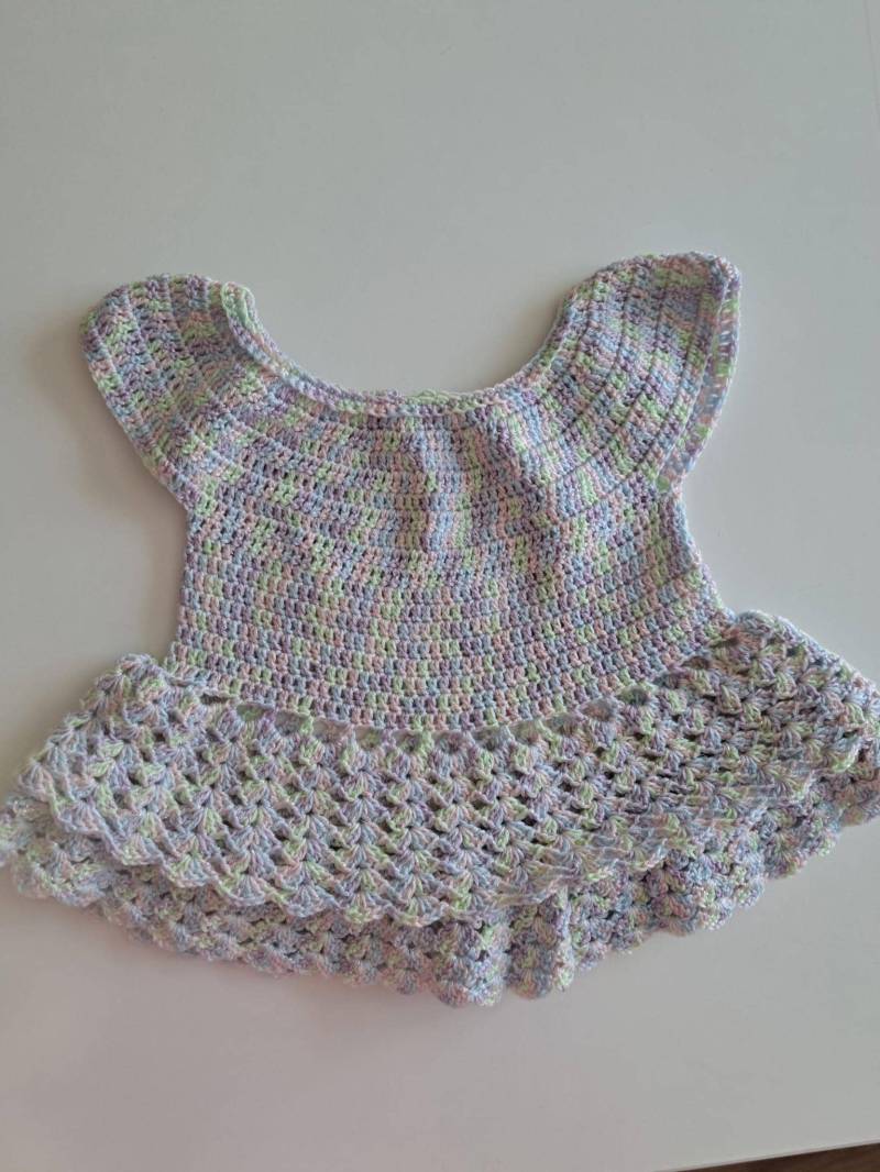 Baby Kleidchen, Gr. 50/56, Bogenmuster, Regenbogen-Glitzer-Garn, Kleidung, Geschenk, Babyparty, Zur Geburt von needleBurk