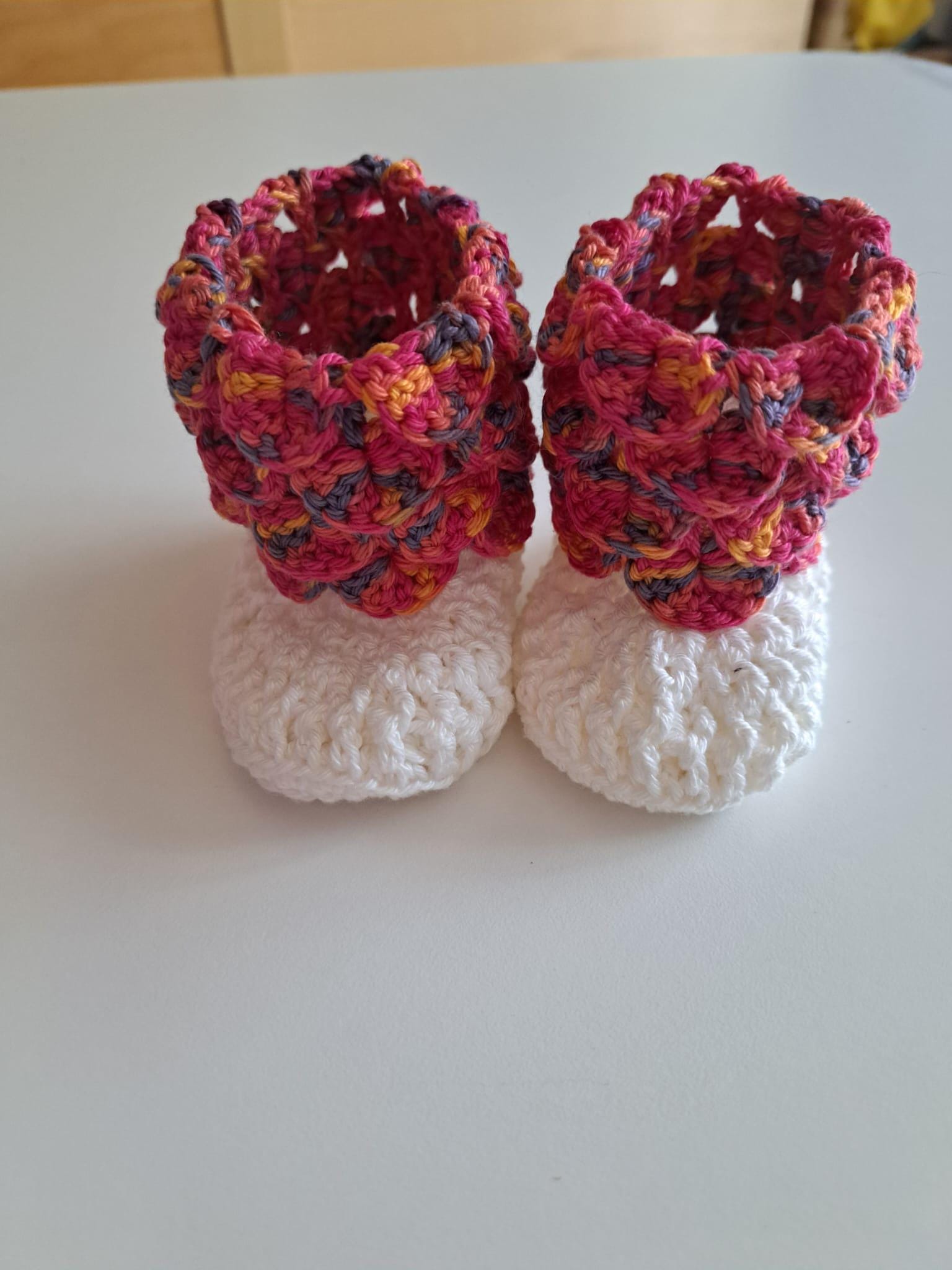 Baby Stiefelchen, Stiefel, Schühchen, Schuhe, Gr. Sohlenlänge 9, 5 cm, Weis/Rot, Kleidung, Geschenk, Babyparty, Zur Geburt von needleBurk