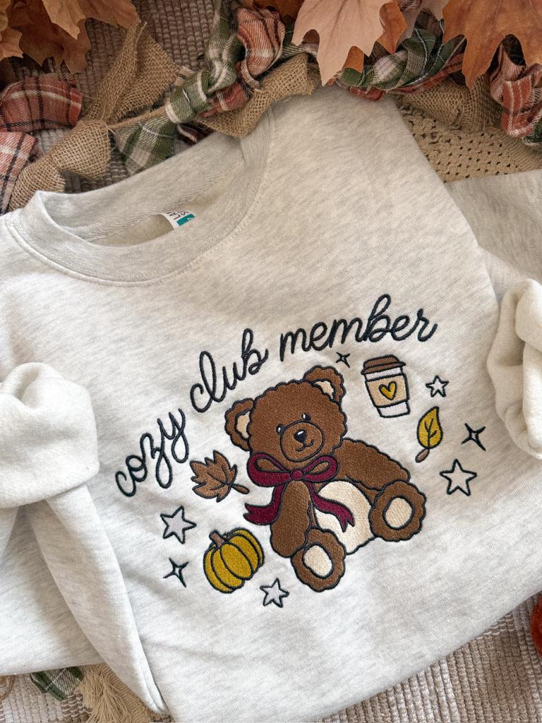 Besticktes Cozy Club Mitglied Sweatshirt Buch Liebhaber Rundhalsausschnitt Besticktes Cozy Club Mitglied Sweatshirt Buch Liebhaber Rundhalsausschnitt von needlexstitchco
