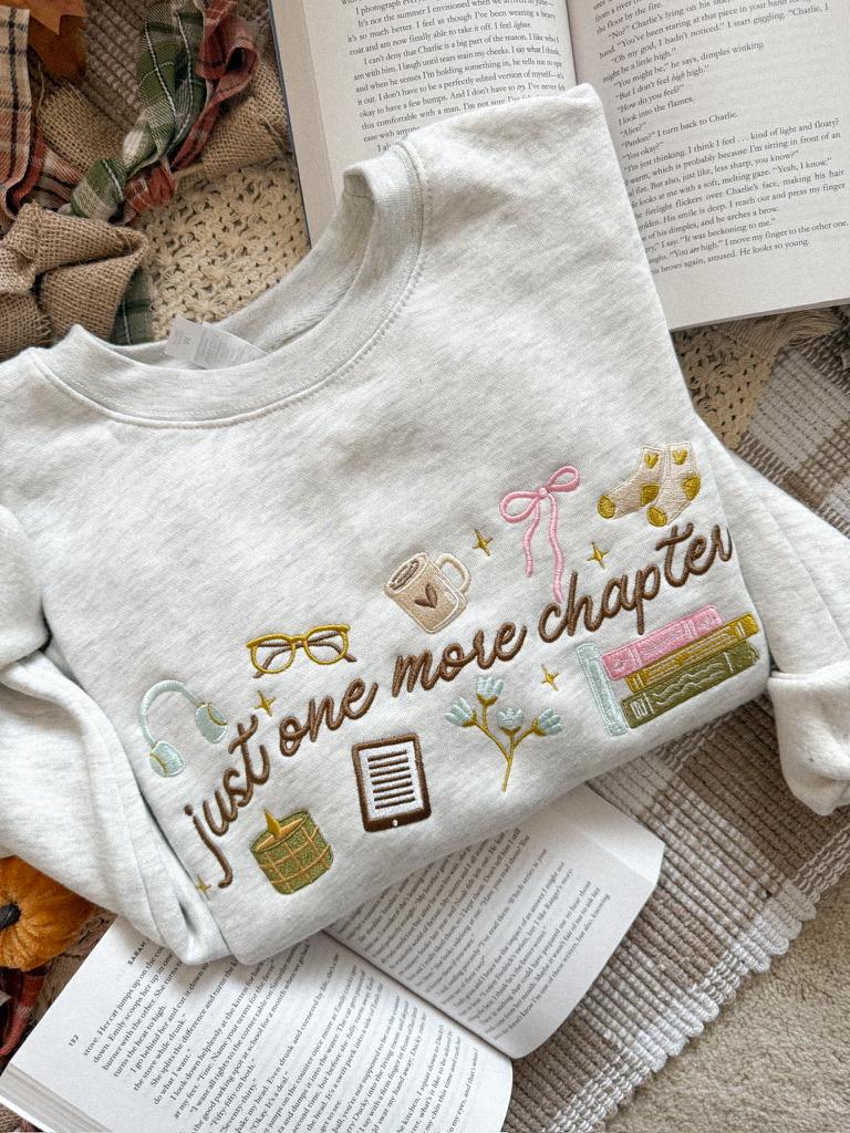 Besticktes "Just One More Letters Sweatshirt Book Lover Crewneck." Besticktes "Just One More Letters Sweatshirt Book Lover Crewneck." von needlexstitchco
