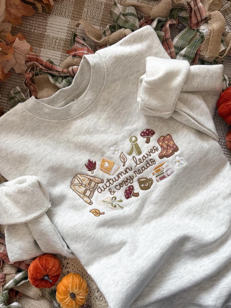 Gestickte Herbstblätter & Cozy Lies Sweatshirt Book Lover Crewneck Gestickte Herbstblätter & Cozy Lies Sweatshirt Book Lover Crewneck von needlexstitchco
