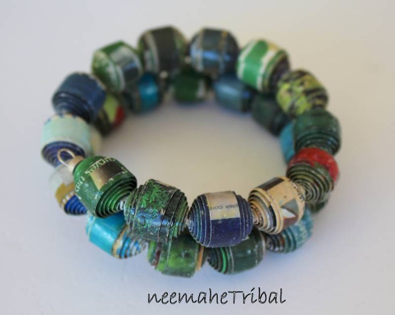 2-Reihiger Spiralarmreif Mit Grünen Papierperlen; 91022.4 von neemaheTribal