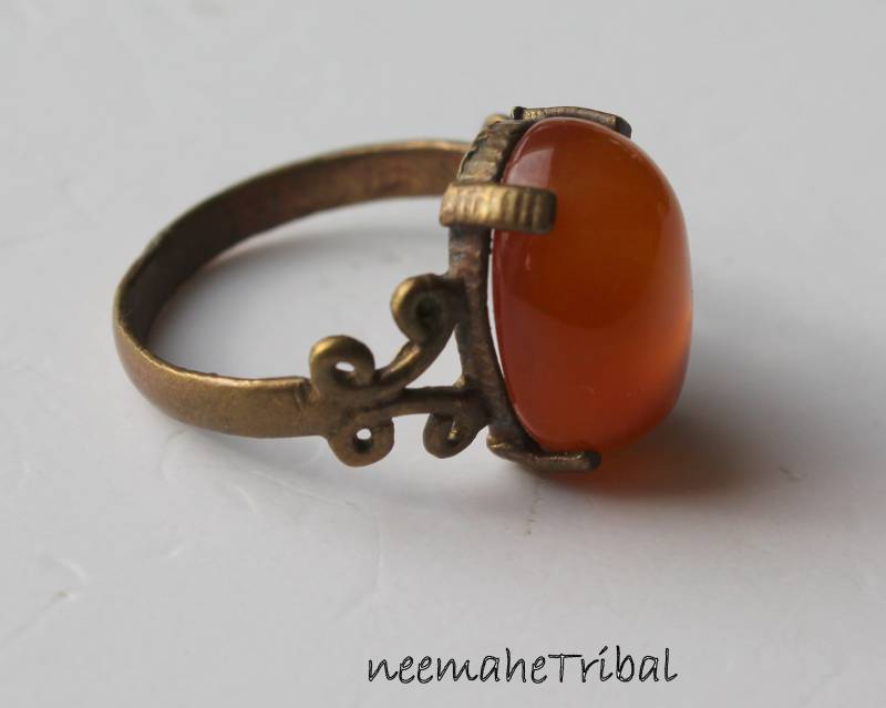 Alter Ring Mit Halbrundem Ovalen Bernsteinfarbenem Achat, 19 Mm Innendurchmesser Alter Ring Mit Halbrundem Ovalen Bernsteinfarbenem Achat, 19 Mm Innendurchmesser von neemaheTribal