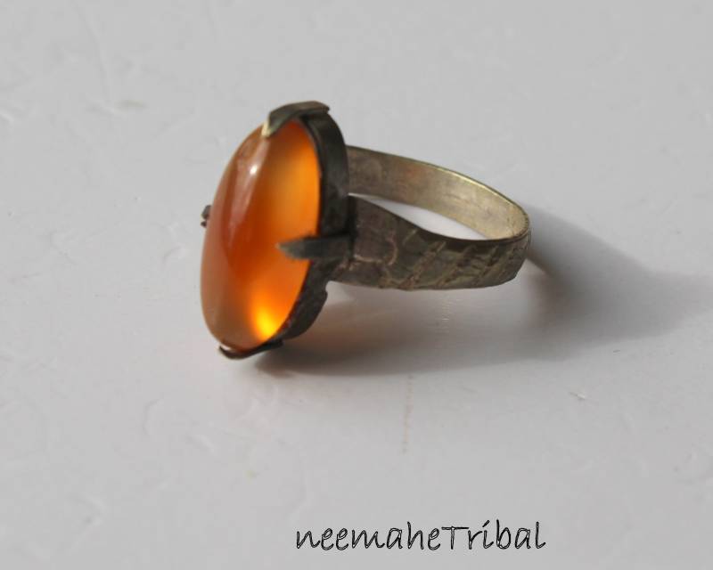 Alter Ring Mit Länglichem Bernsteinfarbenem Achat, 18, 5 Mm Innendurchmesser von neemaheTribal