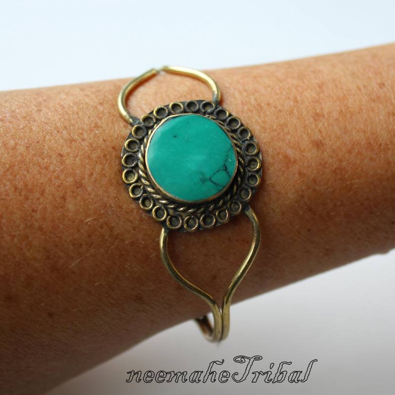 Armspange Mit Farbigem Stein in Einer Blütenfassung, Verstellbar; 23725.1 von neemaheTribal