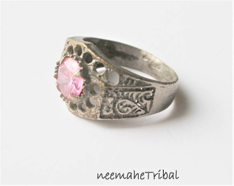Filigraner Ring Mit Pinkem Glasstein, 18, 5-19 Mm Innendurchmesser Filigraner Ring Mit Pinkem Glasstein, 18, 5-19 Mm Innendurchmesser von neemaheTribal