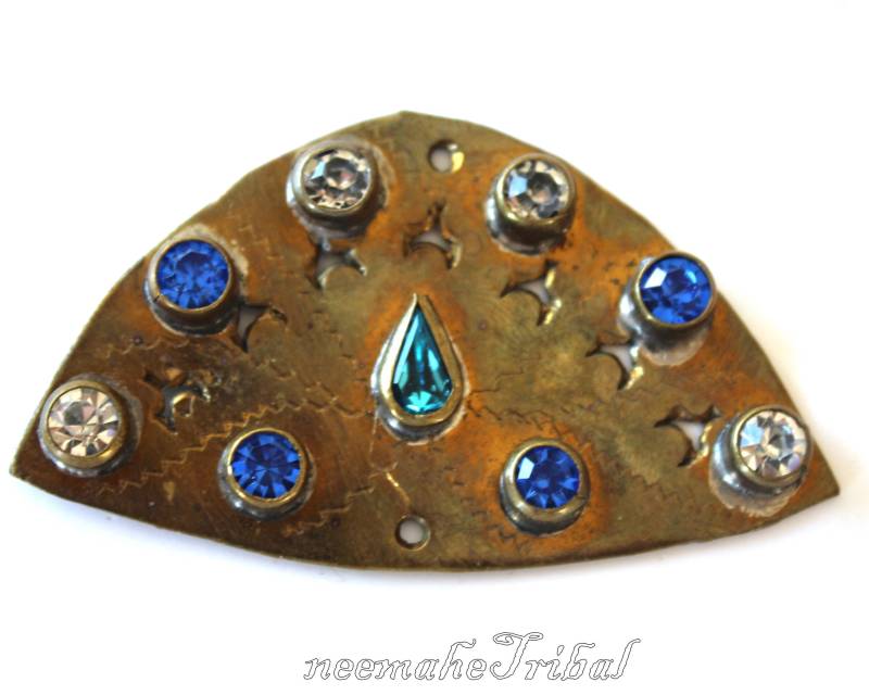 Halbrunder Metall Aufnäher Mit Straßsteinen, 7 X 4 cm; 9225.18 Halbrunder Metall Aufnäher Mit Straßsteinen, 7 X 4 cm; 9225.18 von neemaheTribal
