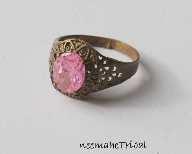 Hippie Ring Mit Pinkem Glasstein, 20 Mm Innendurchmesser von neemaheTribal