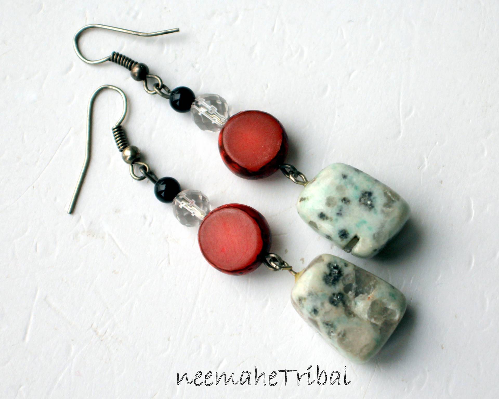 Ohrringe Mit Natürlichem Weissem Stein Und Rotem Palmsamen; 5323.6 von neemaheTribal
