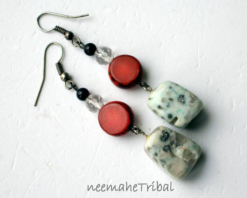 Ohrringe Mit Natürlichem Weissem Stein Und Rotem Palmsamen; 5323.6 von neemaheTribal