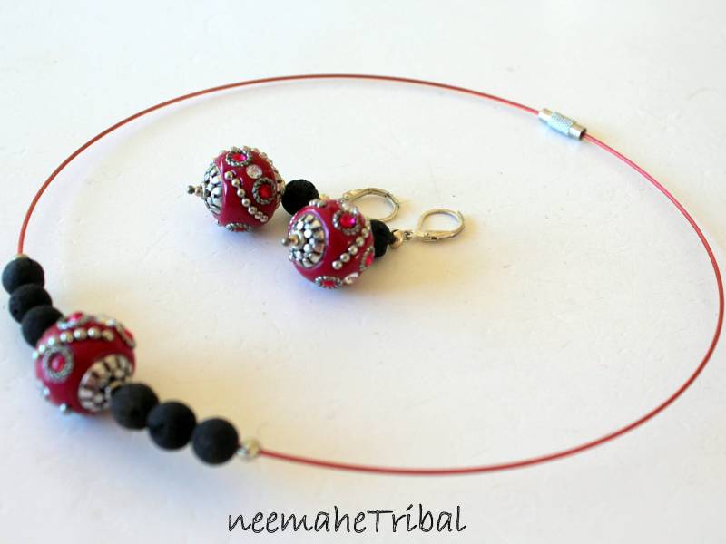 Schmuckset Halsreif Mit Roten Kaschmiri Perlen Und Schwarzen Lavaperlen, Handgemachtes Unikat, Roter Halreif von neemaheTribal