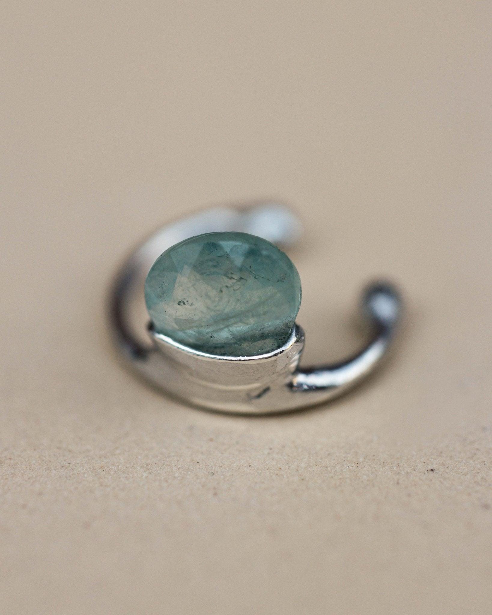 Lea Aquamarin Earcuff | Ohrring Ohne Ohrlöcher Tragbar, Handgemacht in 925 Silber Und 18K Gold Vermeil von nellaundsina