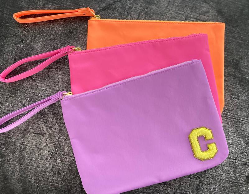 Beach Clutch/Pouch Buchstaben Sticker Neon Strandtasche Kosmetiktasche Recycelt Beachbag Reise Urlaub Ibiza Mädelstrip Jga von nelous