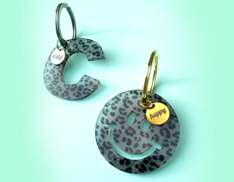 Personalisierter Leo Schüsselanhänger Buchstabe Oder Smiley Taschenanhänger Bagcharm Acryl Charm Letter Leolover Animalprint Leopard Happy von nelous