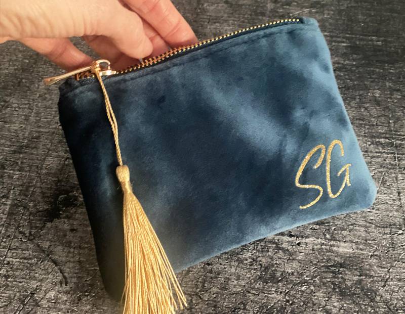 Personalisierte Make-Up Bag Samt Quaste/Monogramm Gold Accessory Pouch Initialen Velvet Kosmetiktäschchen Schmucktäschchen von nelous