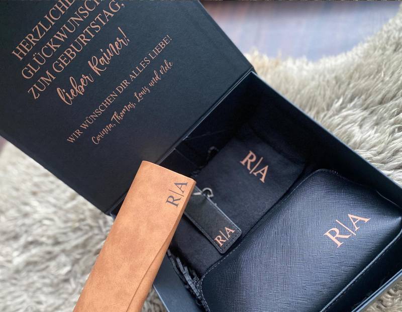 Personalisierte Geschenkbox/Inhalt Selbst Zusammenstellen Schlüsselanhänger Kulturbeutel Brillenetui Socken Monogramm Opa Oma Weihnacht von nelous