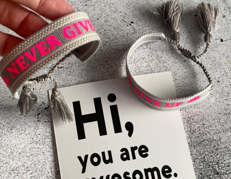 Personalisiertes Statement Armband Never Give Up/Lotusblüte Neon Bff Mutmacher Freundin Freunschaftsarmband Bohostyle Ibiza von nelous