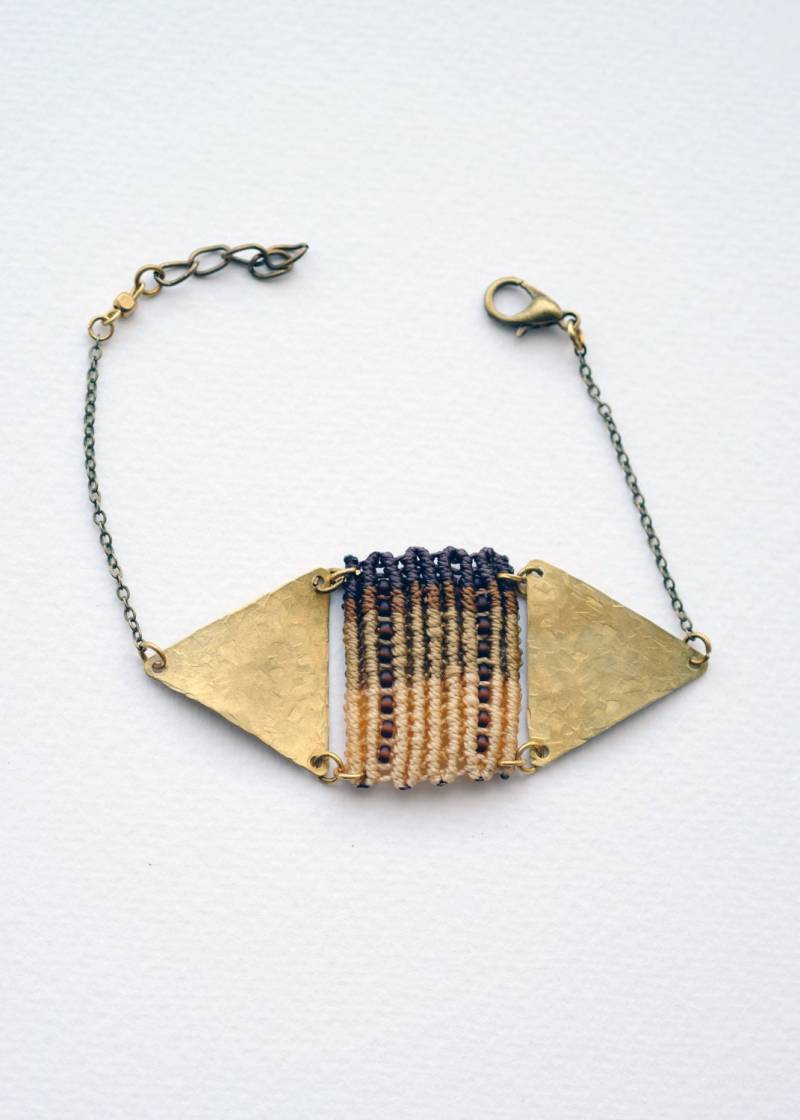Handgewebte Beige-Brauntöne - Manschettenarmband Mit Messingfarbenen Dreiecken von nembysebnem