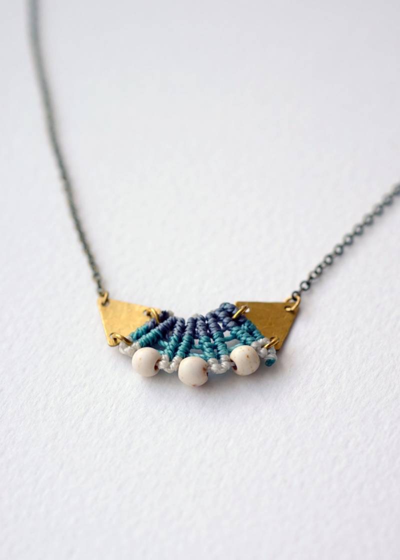 Handgewebte Mini Halskette Mit Messing Dreiecken Handgewebte Mini Halskette Mit Messing Dreiecken von nembysebnem