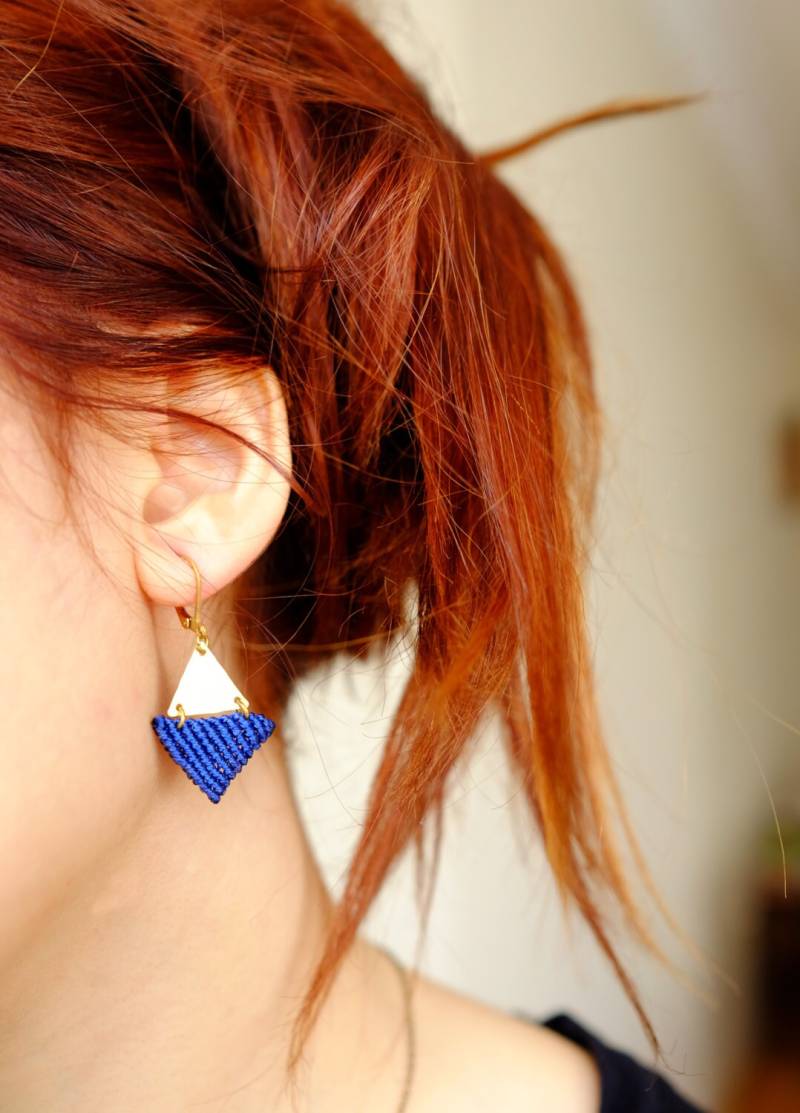 Handgewebte Sax Ohrringe Mit Messing Dreiecken von nembysebnem