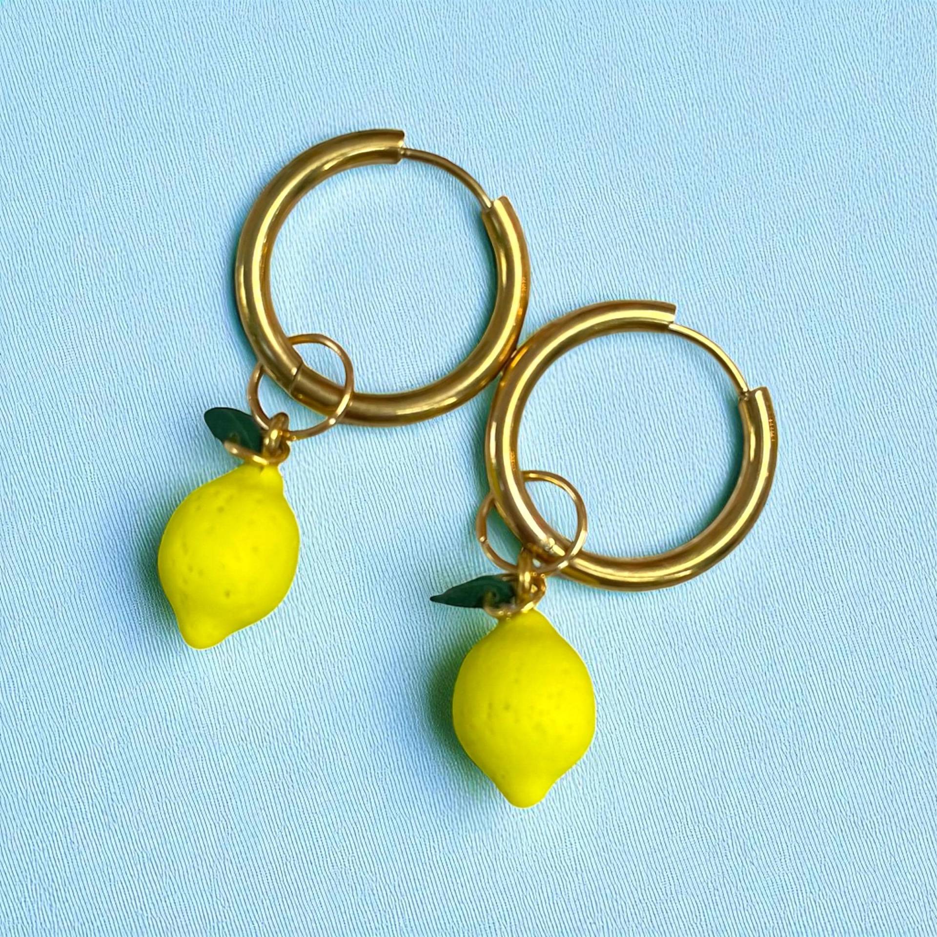 Goldene Zitronen Ohrringe - Creolen Mit Anhänger Aus Polymer Clay, Handgemachte Statement Charm, Geschenkidee Frauen von neonnnude