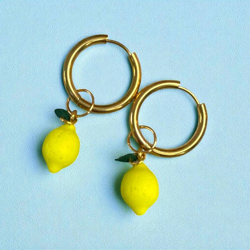 Goldene Zitronen Ohrringe - Creolen Mit Anhänger Aus Polymer Clay, Handgemachte Statement Charm, Geschenkidee Frauen Goldene Zitronen Ohrringe - Creolen Mit Anhänger Aus Polymer Clay, Handgemachte Statement Charm, Geschenkidee Frauen von neonnnude
