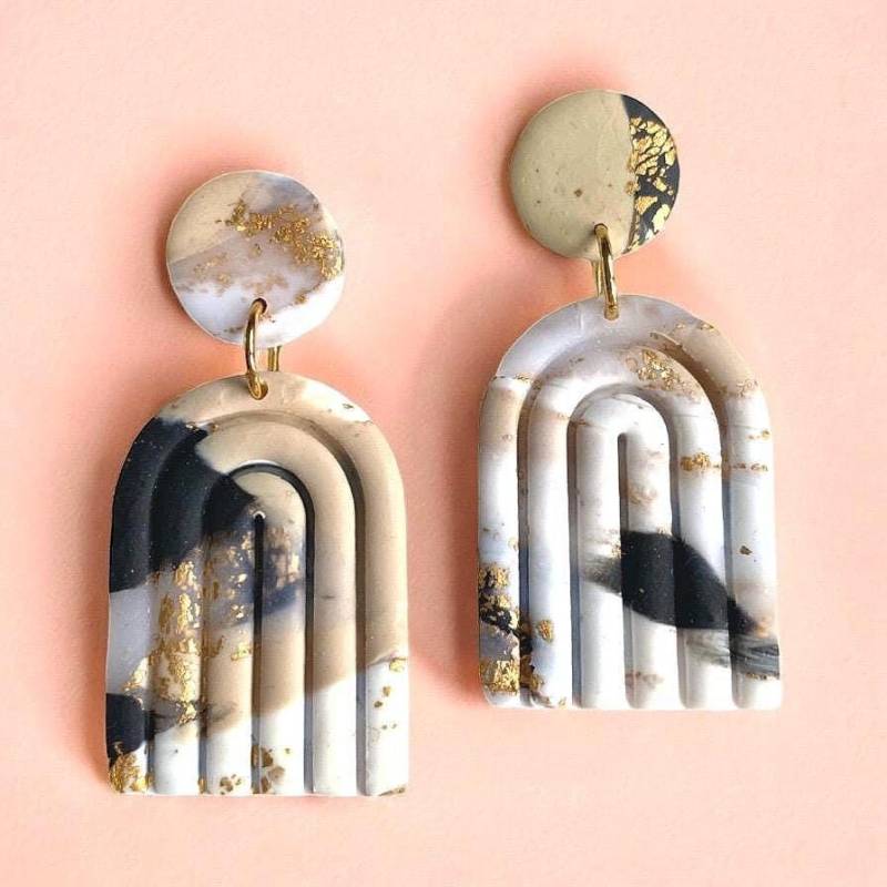 Regenbogen Ohrringe Aus Polymer Clay in Pastell - Handgemachte Statement Ohrringe, Leichte Boho Hängend, Geschenkidee Für Frauen von neonnnude