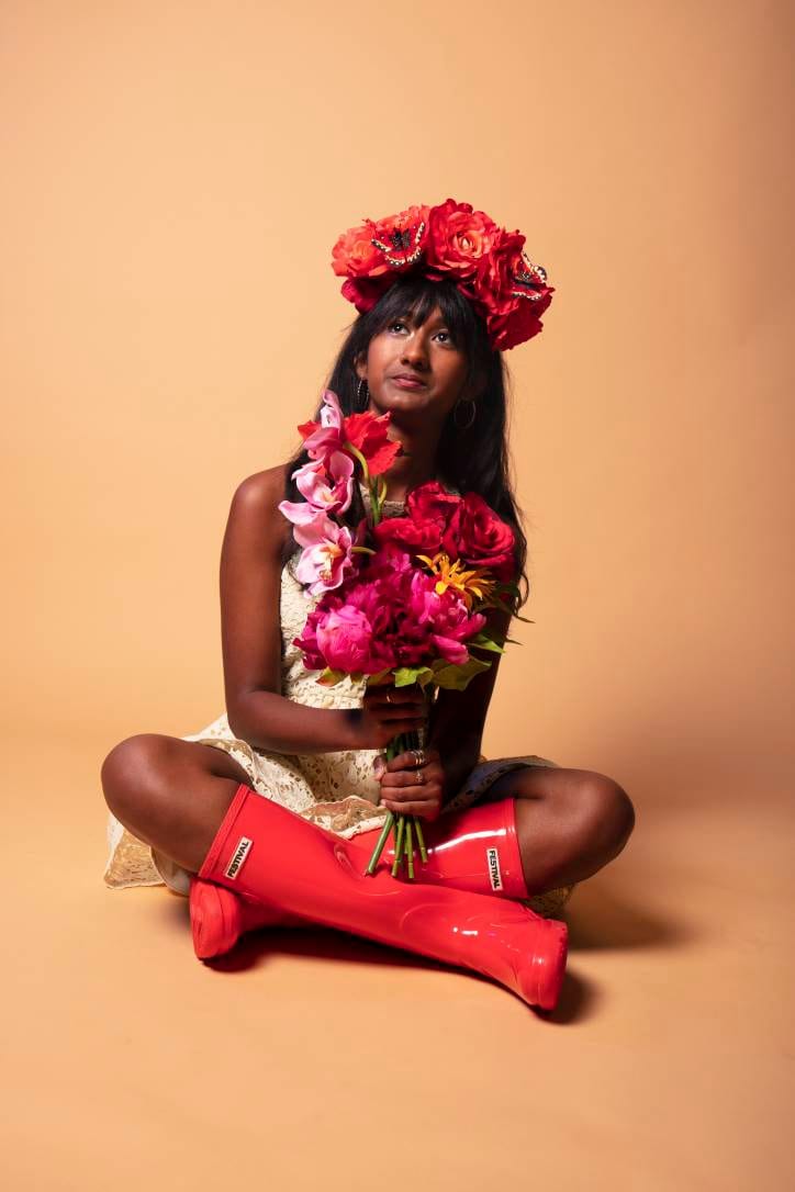 Blumenkranz Mit Roten Rosen Und Schmetterlingen von neonpandalondon