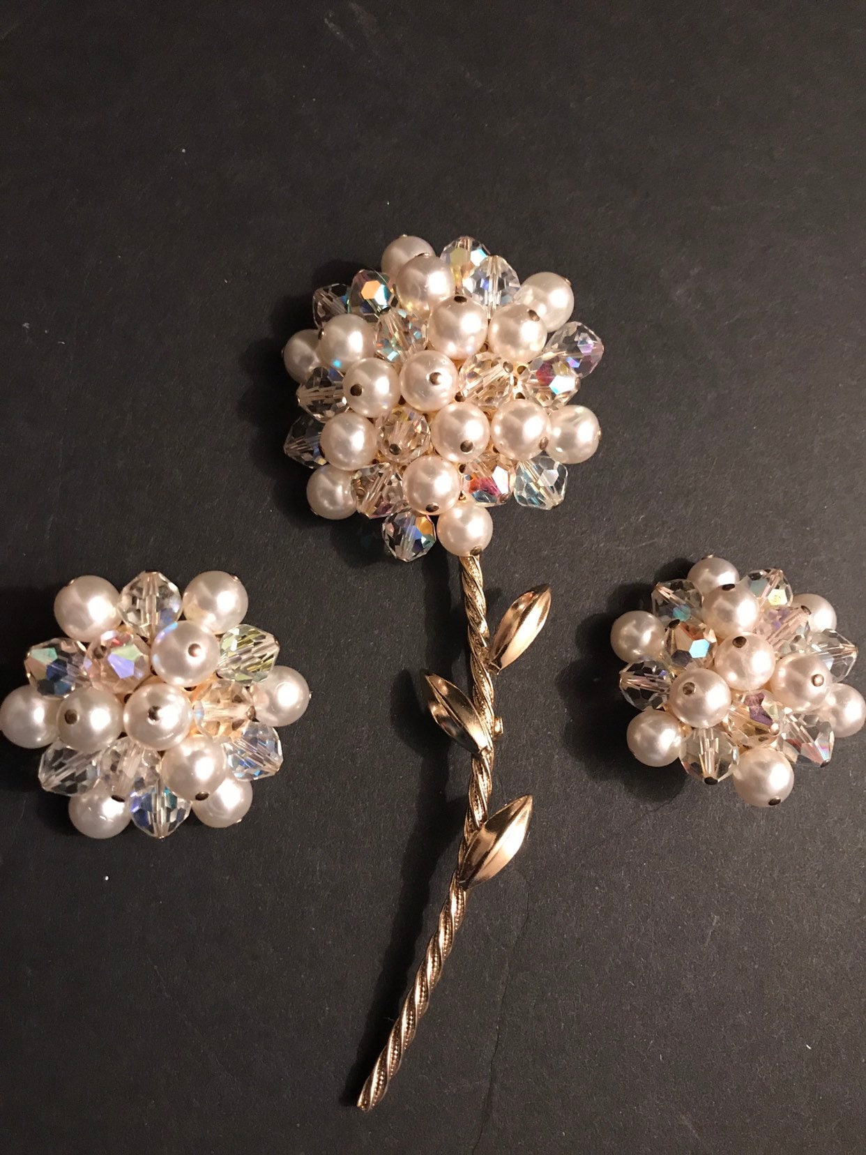 Sale Vintage Frühling Perle Und Aurora Borealis Blumen Brosche Ohrringe Set Sale Vintage Frühling Perle Und Aurora Borealis Blumen Brosche Ohrringe Set von neonurse2