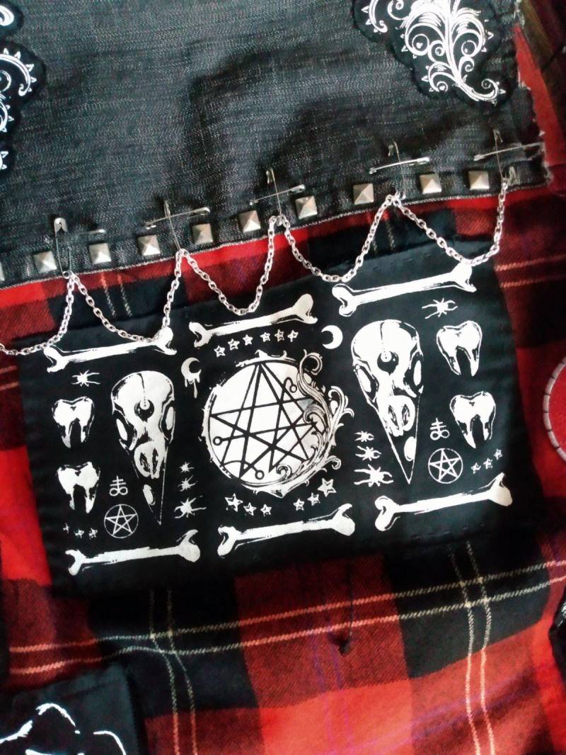 Krähe/Rabe Schädel & Knochen Necronomicon Halloween Aufnäher von neoshiki