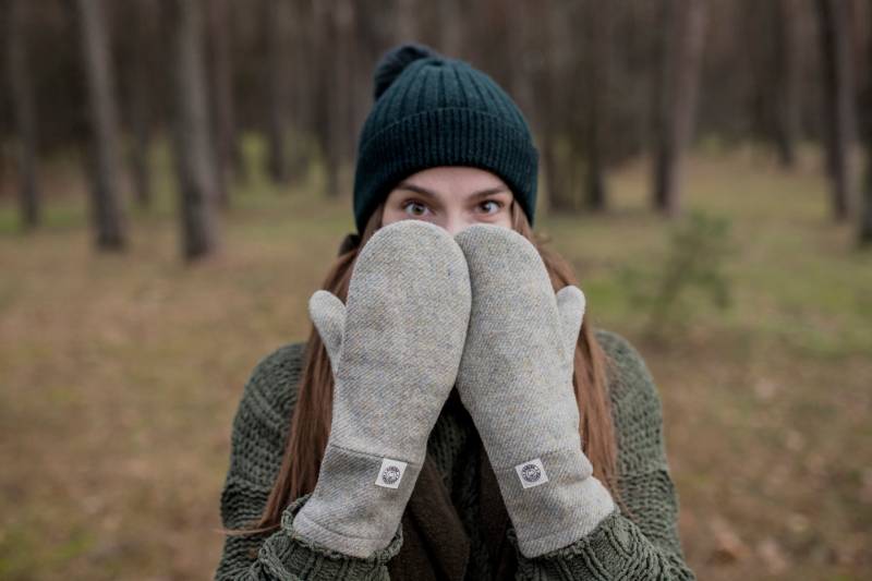 Weihnachtsgeschenk Für Frauen - Beige Wollfäustlinge Mit Etwas Grün Verpackt in Einer Süßen Papierbox von nerasaDesign