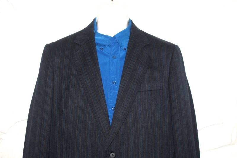 Superb Vintagte Dunkelblau Gestreifte Wolle Sir Einreiher Tailored Fit Anzug Blazer Brustgröße 42 " von neringasvintageshop