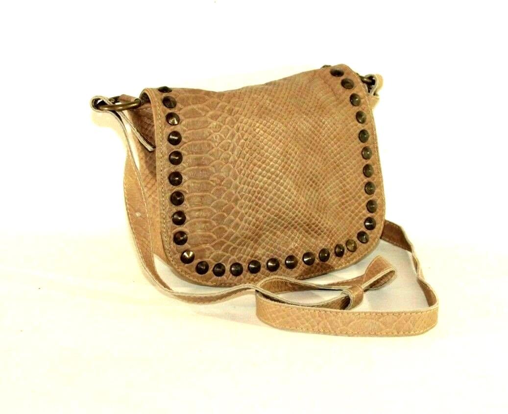 Vintage Beige Leder Legende Magnet Snap Nieten Kleine Schulter Messenger Cross Body Bag von neringasvintageshop