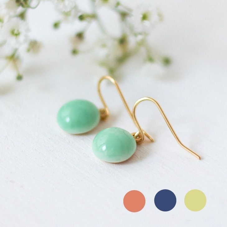 Goldene Ohrringe Mit Handgefertigtem Porzellananhänger in Königsblau, Mintgrün, Zitronengelb Und Koralle von nerosmanufaktur