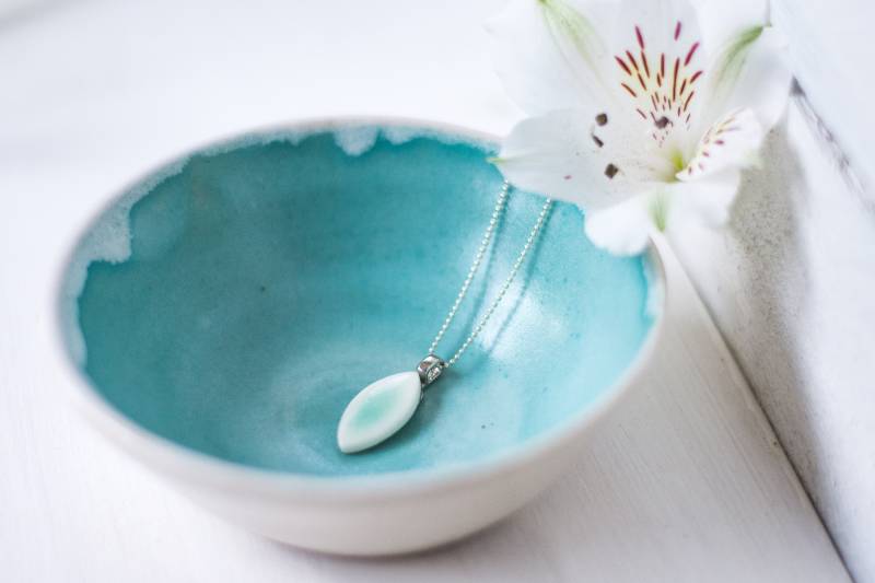 Porzellananhänger "Blatt Mint-Grün' Mit 925 Sterlingsilberkette von nerosmanufaktur